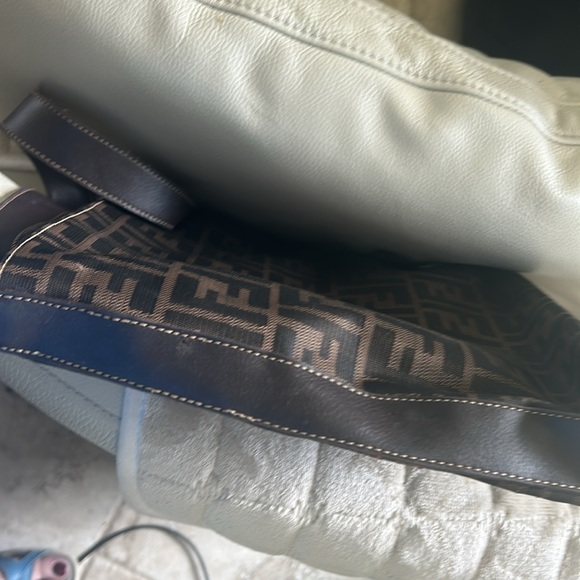 Fendi handbag great condition ( vintage) leather Trim material exterior - Picture 5 of 5